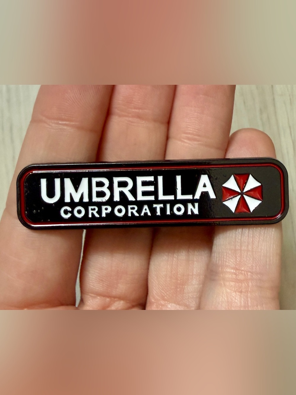 UMBRELLA CORPORATION Residint Evil Movie Employee Badge Enamel Hat Lapel Pin NEW